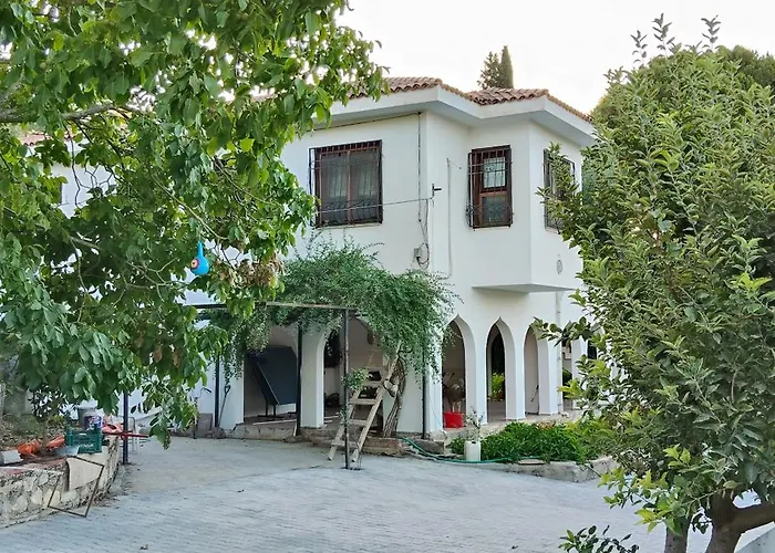 Kusadasi'nda Oezel Havuzlu Kiralik Bueyuek