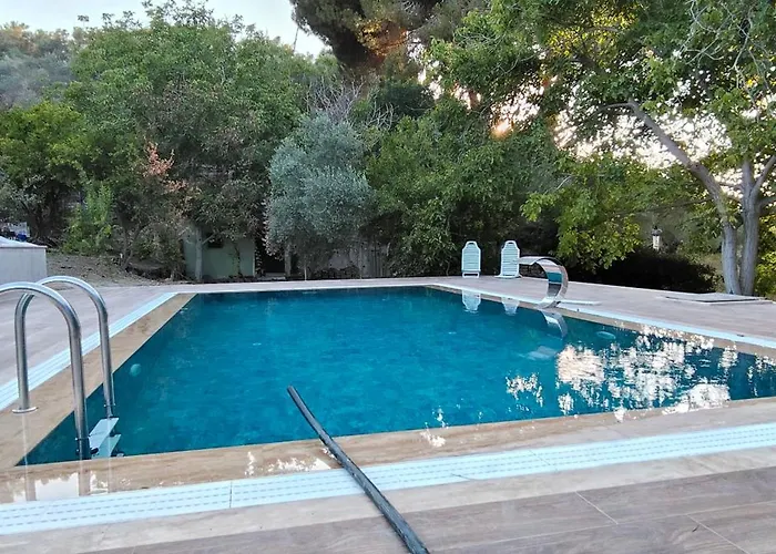 Kusadasi'nda Oezel Havuzlu Kiralik Bueyuek