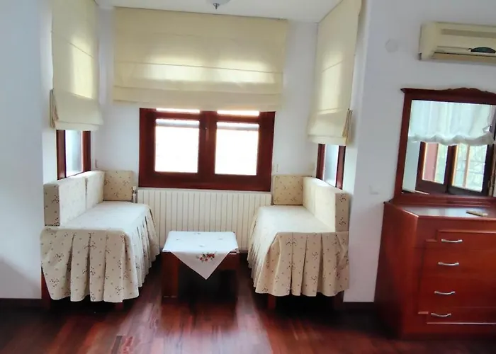 Kusadasi'nda Oezel Havuzlu Kiralik Bueyuek Villa