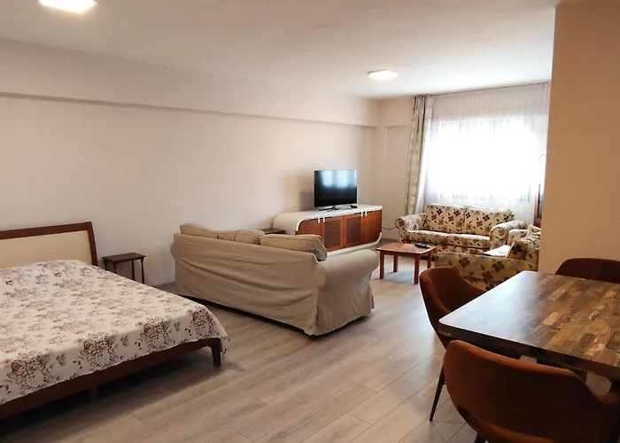 Kusadasi'nda Oezel Havuzlu Kiralik Bueyuek Villa
