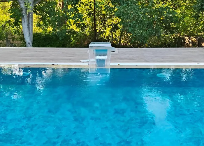 Villa Kusadasi'nda Oezel Havuzlu Kiralik Bueyuek