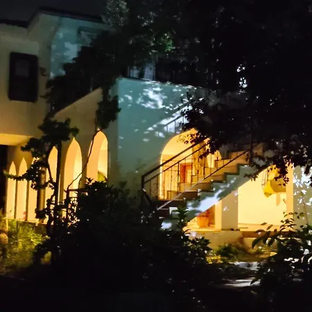 Kusadasi'nda Oezel Havuzlu Kiralik Bueyuek Villa Kusadası