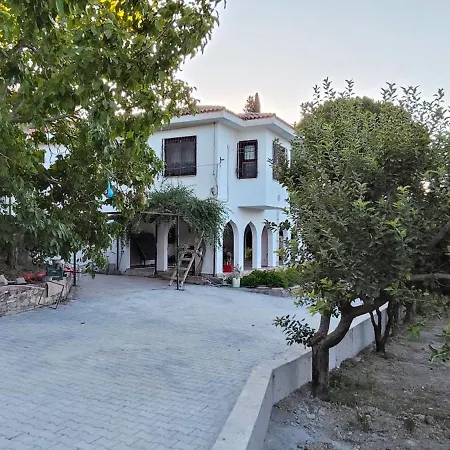 Villa Kusadasi'nda Oezel Havuzlu Kiralik Bueyuek Kuşadası