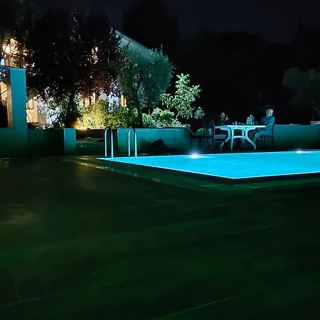 Kusadasi'nda Oezel Havuzlu Kiralik Bueyuek *