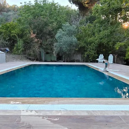 Kusadasi'nda Oezel Havuzlu Kiralik Bueyuek ヴィラ