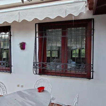 Kusadasi'nda Oezel Havuzlu Kiralik Bueyuek クシャダス