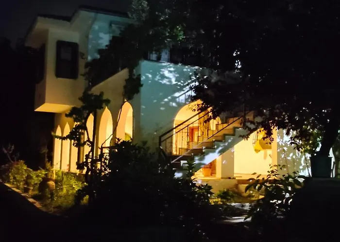 Kuşadası'nda özel Havuzlu Kiralık Büyük Villa Kusadasi