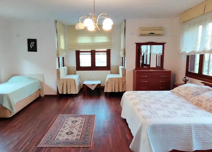 Kuşadası'nda özel Havuzlu Kiralık Büyük Villa Kusadasi