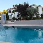 Kusadasi'nda Oezel Havuzlu Kiralik Bueyuek Villa Kusadası