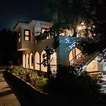 Kusadasi'nda Oezel Havuzlu Kiralik Bueyuek * Kusadası