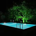 Villa Kusadasi'nda Oezel Havuzlu Kiralik Bueyuek *
